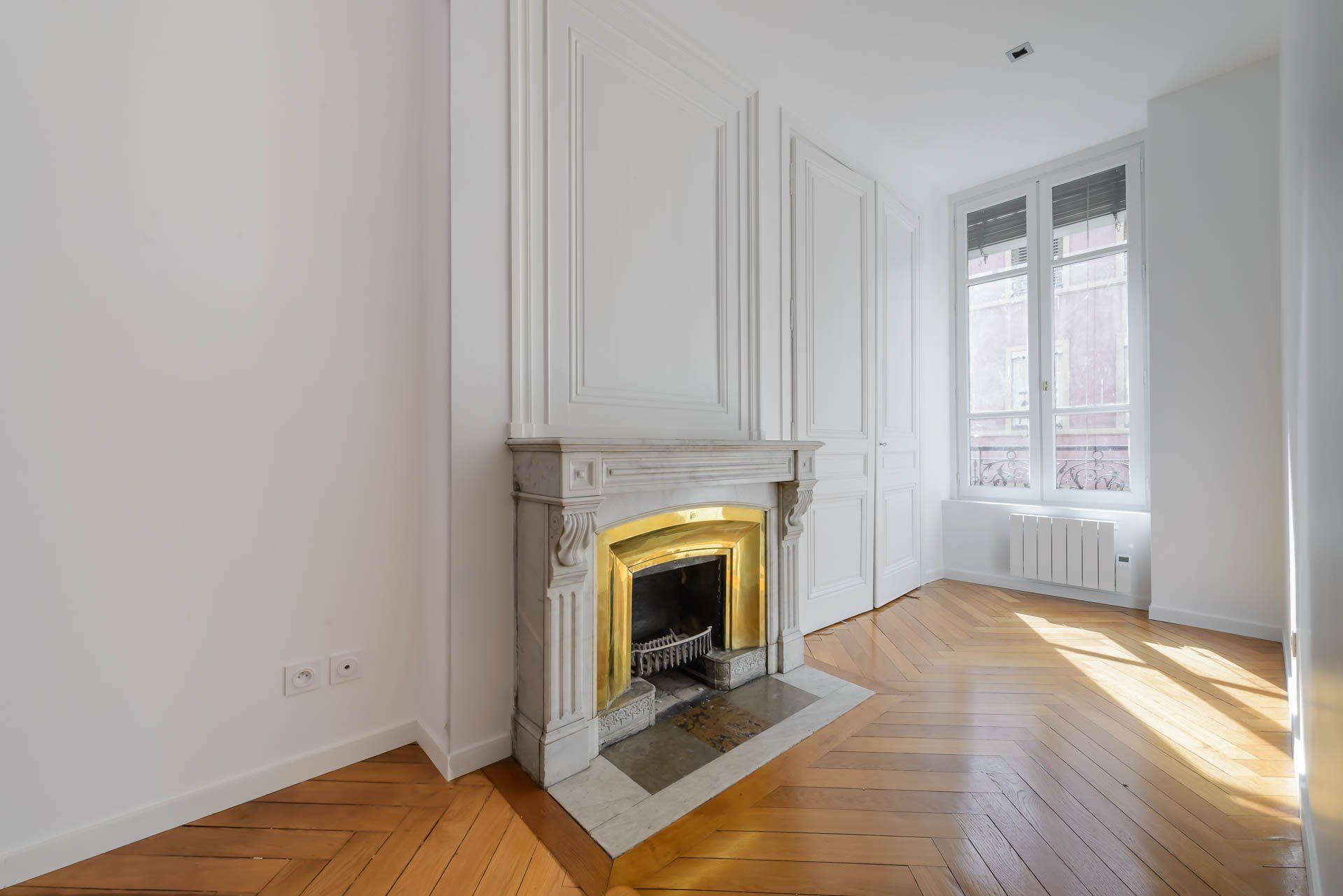 Travaux de peinture réalisé dans le salon avec cheminée
