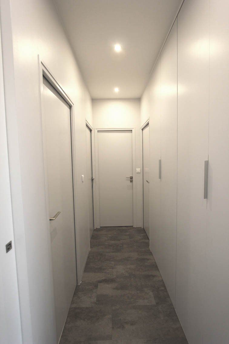 Couloir avec accès moderne