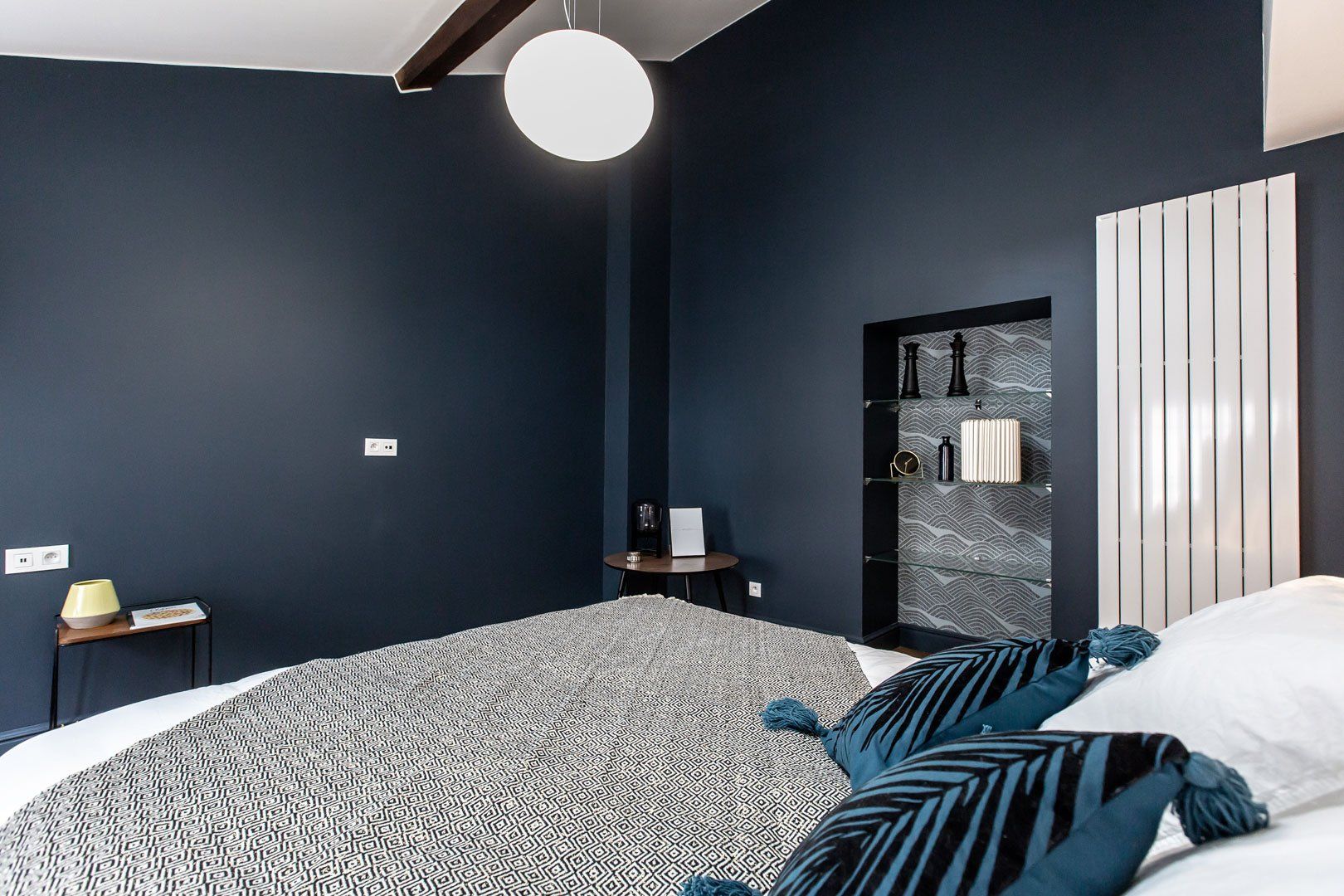 Chambre rénovée avec ambiance bleu profond
