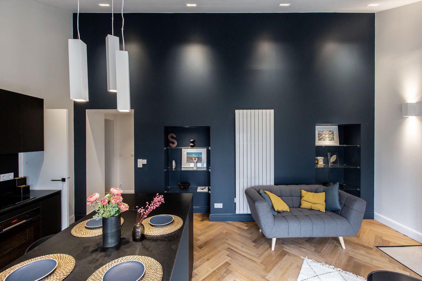 Agencement d'intérieur après rénovation avec rangements intégrés dans le mur