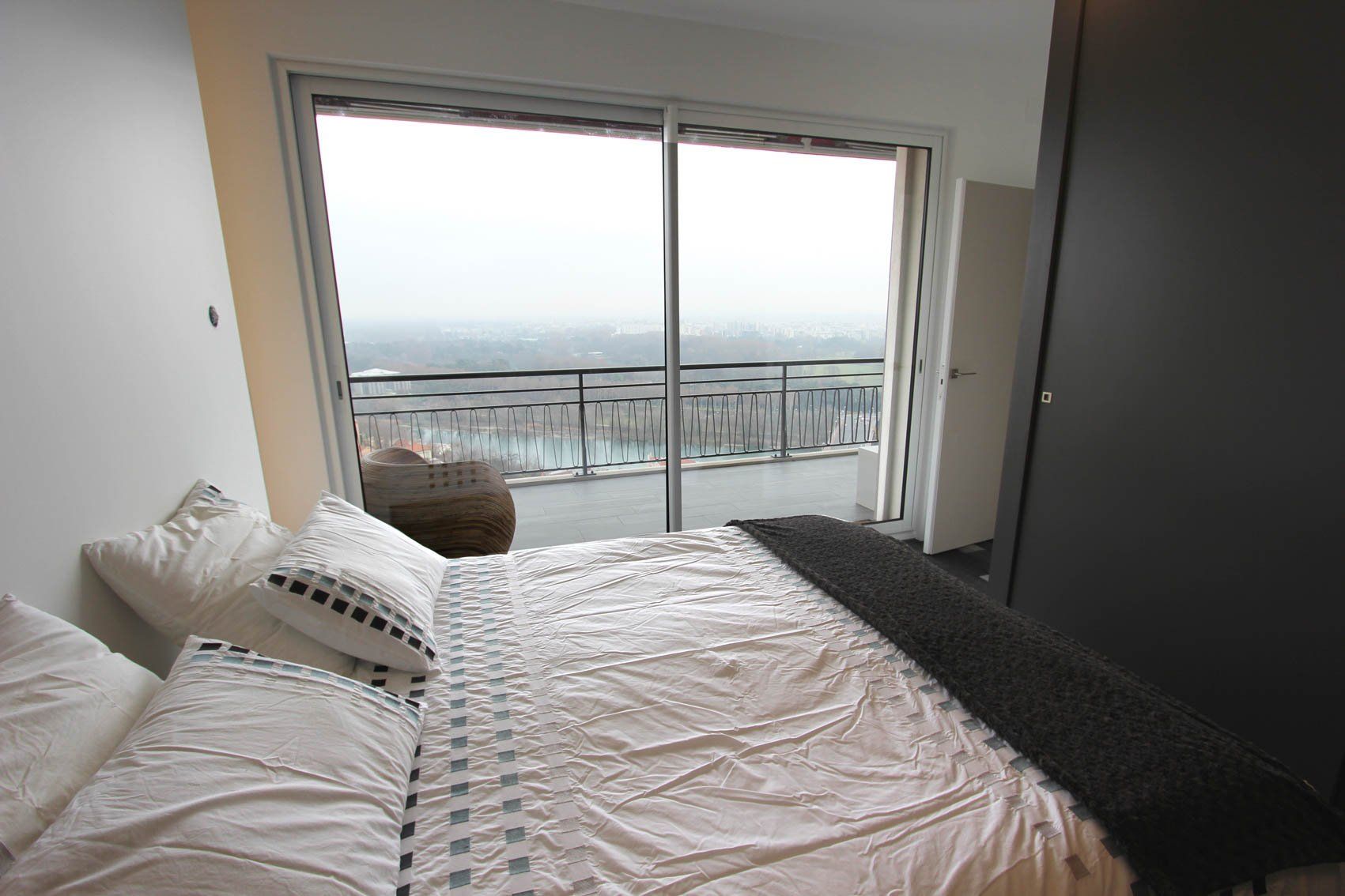 Chambre parentale rénovée avec vue