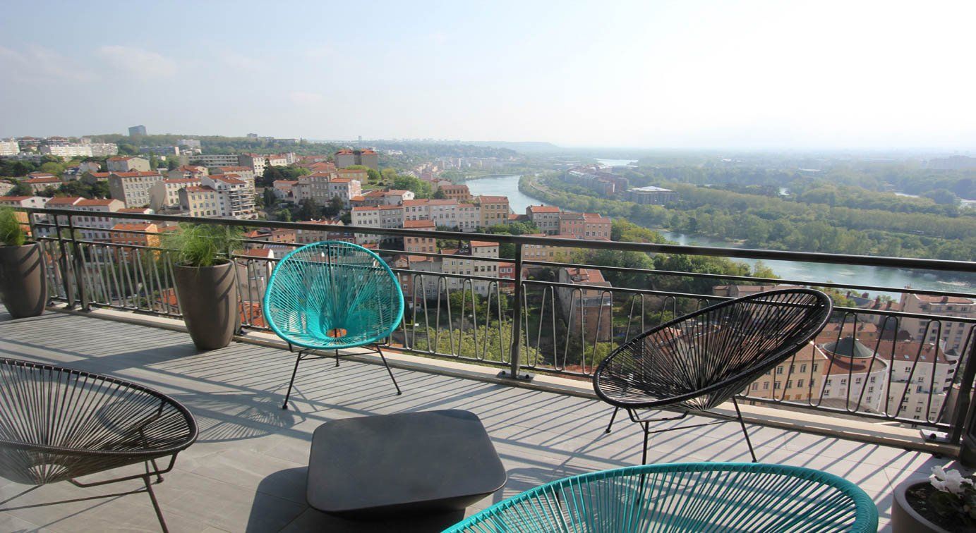 Vue de la terrasse d'un appartement rénové par Atelier OCTA à Lyon