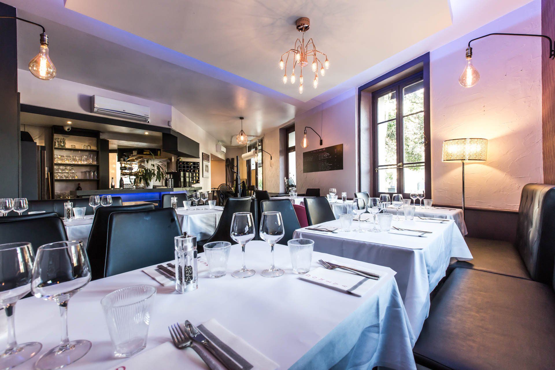 Agencement de l'espace pour accueillir les clients du restaurant