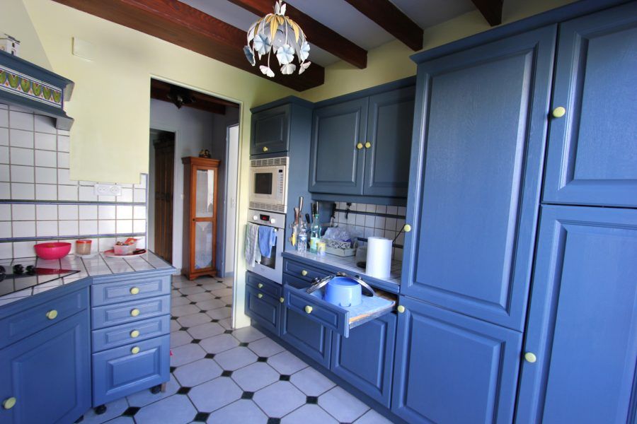 Cuisine ancienne bleue avant d'être transformée