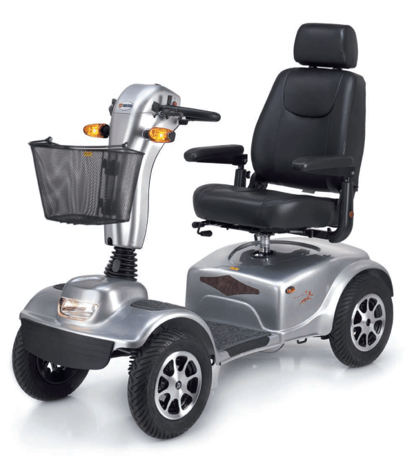 Scooter elettrico argentato con sedile, cestino e fari neri.