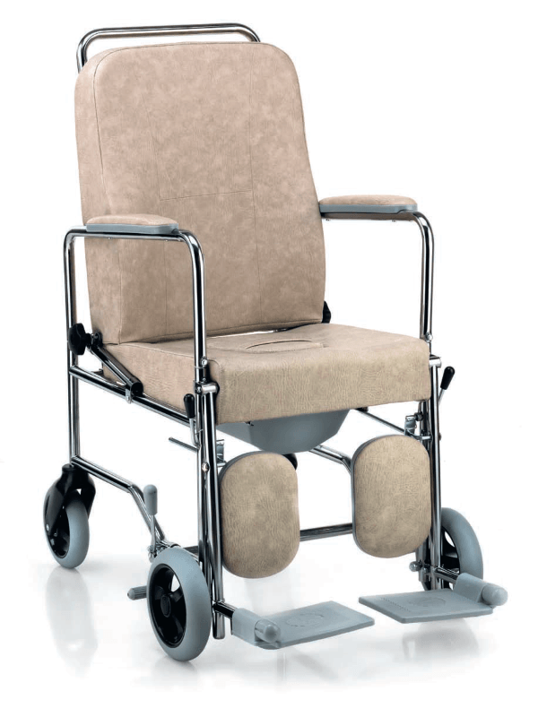 Sedia a rotelle comoda con sedile e schienale imbottiti color cuoio, telaio cromato e supporti per le gambe.