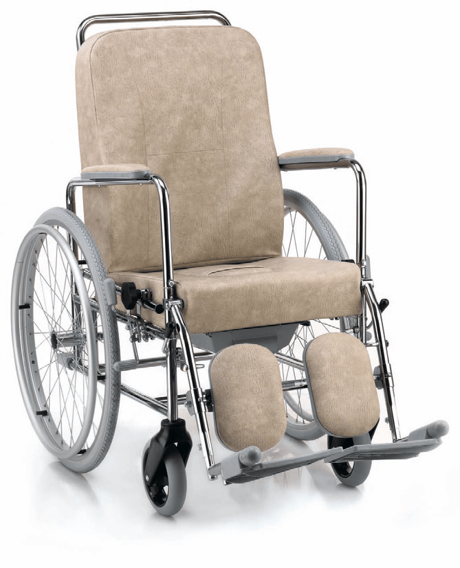 Sedia a rotelle con seduta imbottita beige, braccioli e poggiagambe. Telaio e ruote color argento.