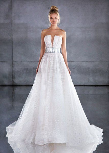 abito da sposa con strascico bianco lungo