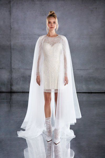 abito da sposa con velo integrale dalle spalle