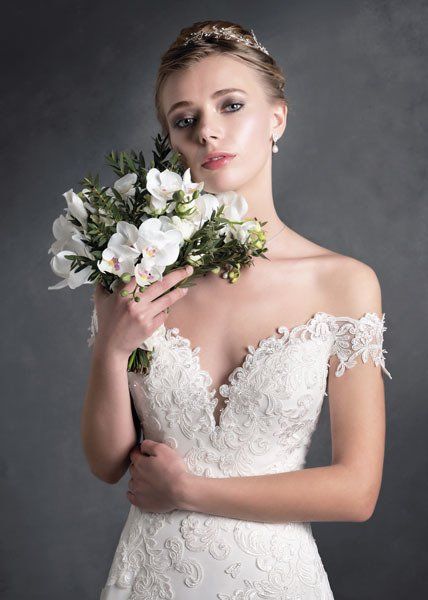 sposa con bouquet in mano