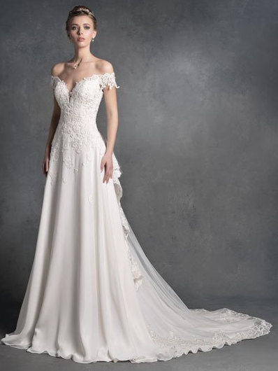 modella mentre indossa un abito da sposa