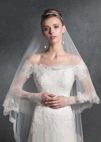 modella mentre indossa abito da sposa con velo