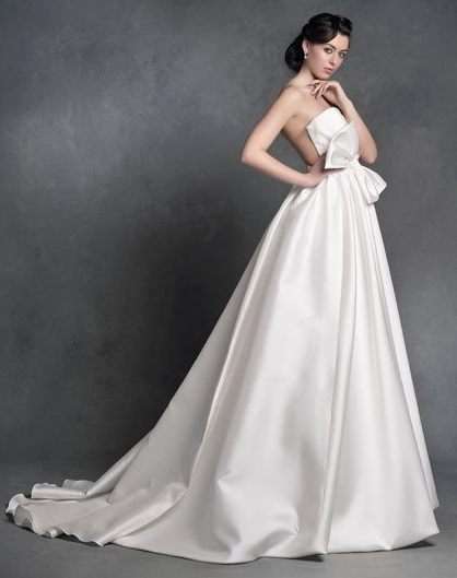 abito da sposa elegante con strascico lungo