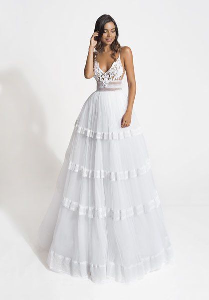 abito da sposa bianco con ricami sullo strascico
