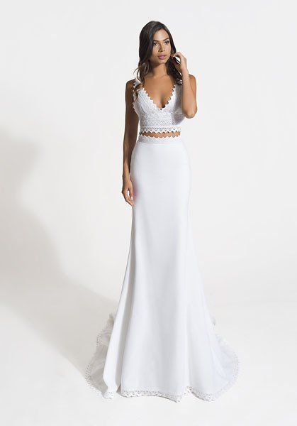 modella con abito da sposa del nuovo catalogo in seta