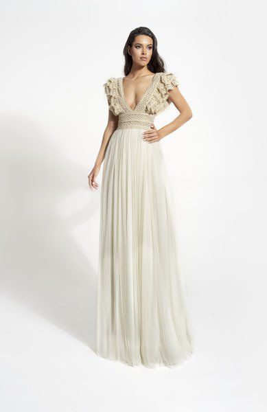 modella in posa durante uno scatto del nuovo catalogo di abiti da sposa