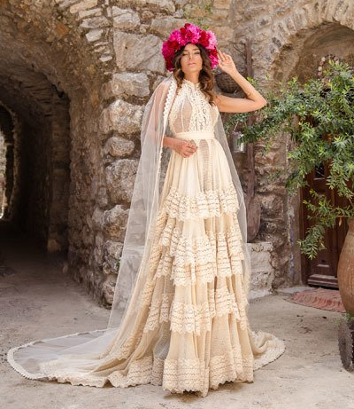 sposa con corona di fiori sul capo