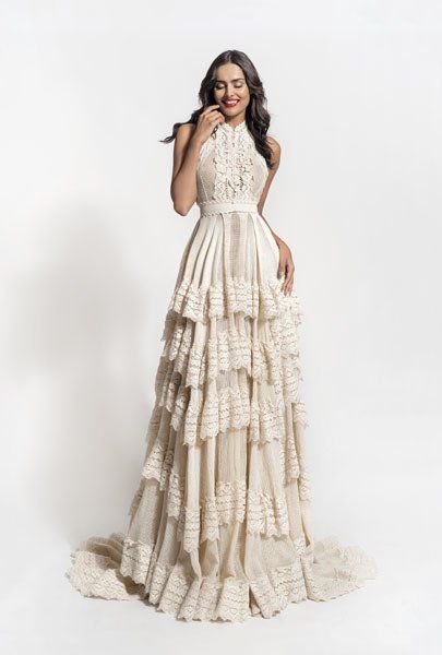 abito da sposa avorio con strascico a più livelli