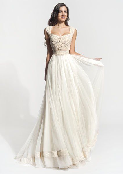 modella con abito da sposa lungo