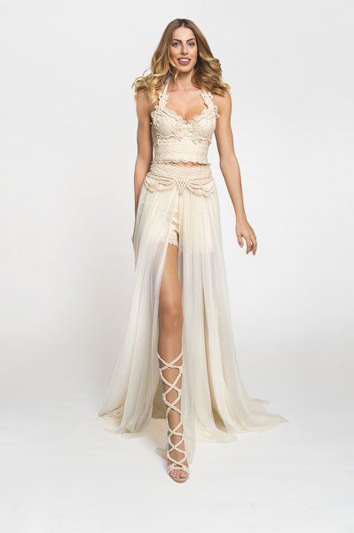 abito da sposa avorio con scollatura sul davanti