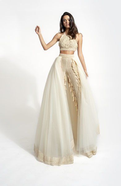 modella sul set con abito da sposa avorio