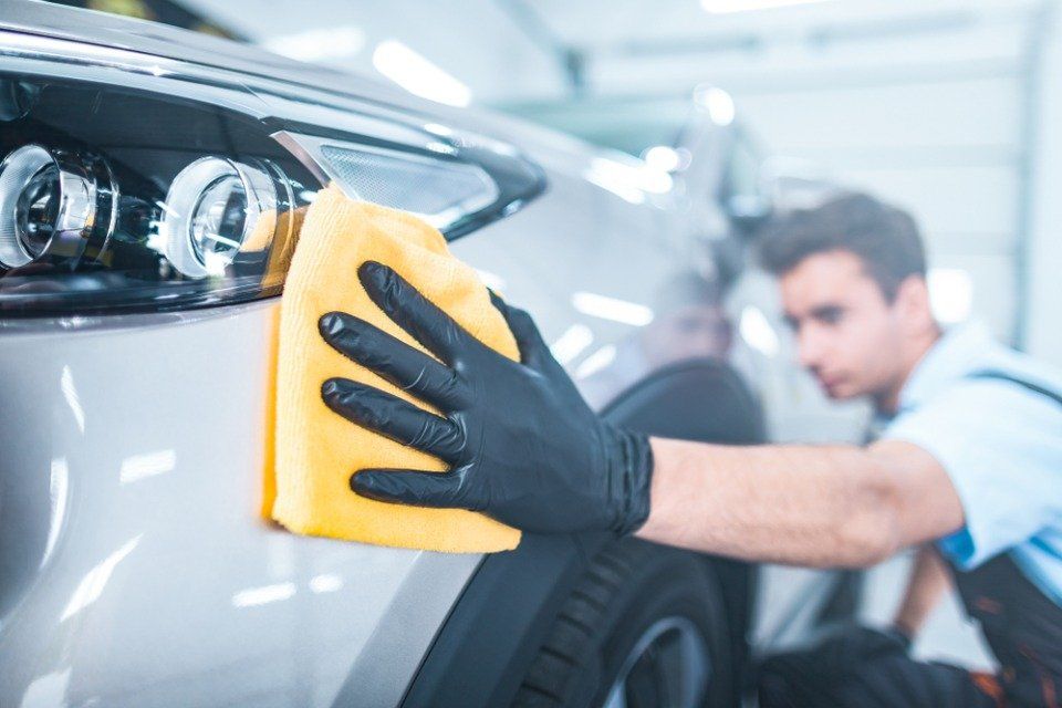Pulizia della carrozzeria di un'auto