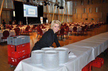 Frau deckt Tisch in Carl Benz Arena