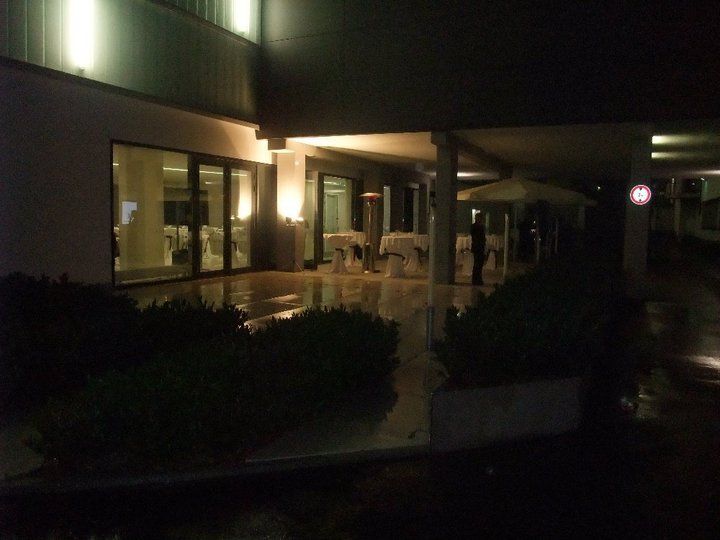 Tische im Außenbereich vom Museum Schauwerk Sindelfingen