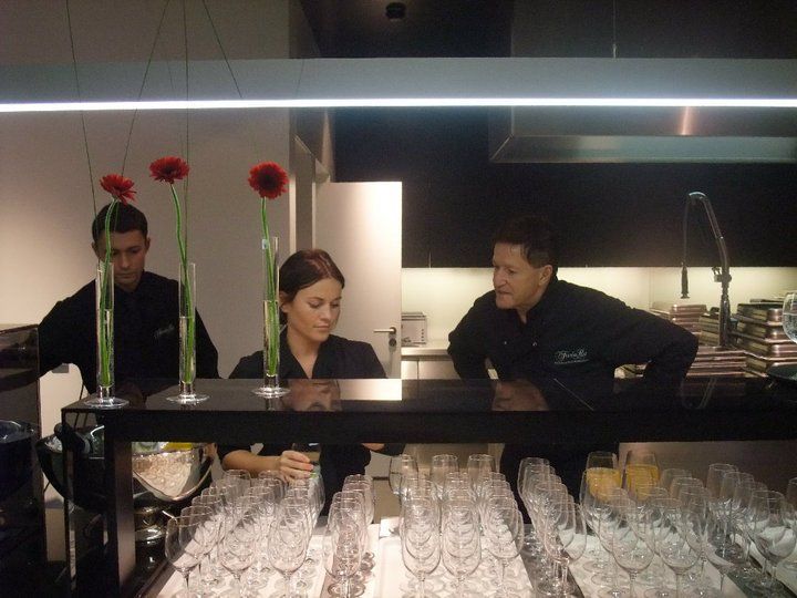 Frau befüllt Gläser im Museum Schauwerk Sindelfingen