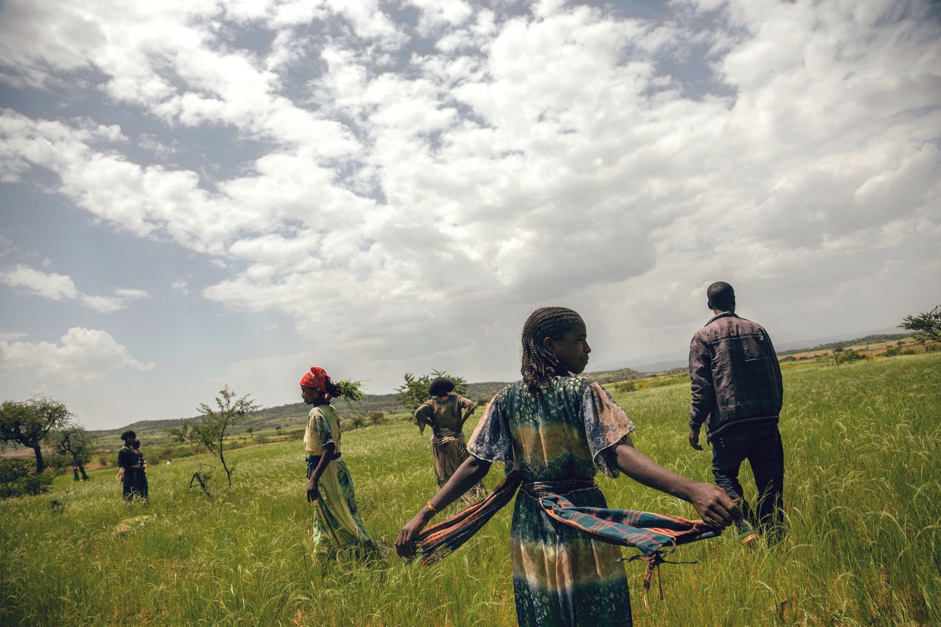 VII Foundation: Young girls and guys walking in a field