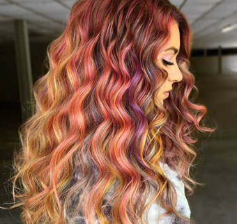 treccia su capelli lunghi femminili