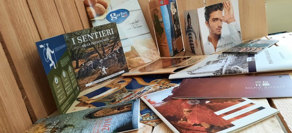 cataloghi, depliant e riviste