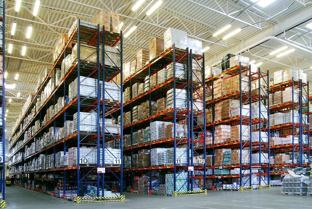 A large warehouse filled with lots of shelves and boxes.