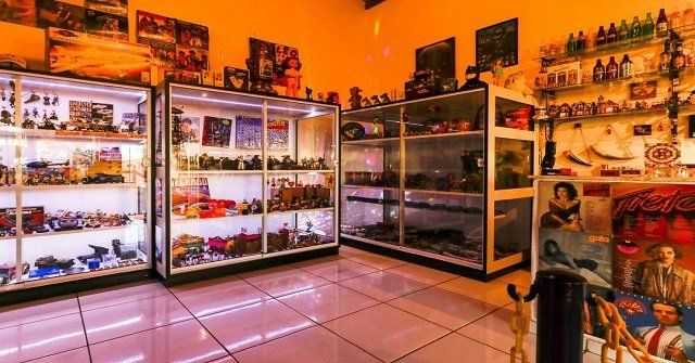 Uma sala cheia de prateleiras cheias de brinquedos.