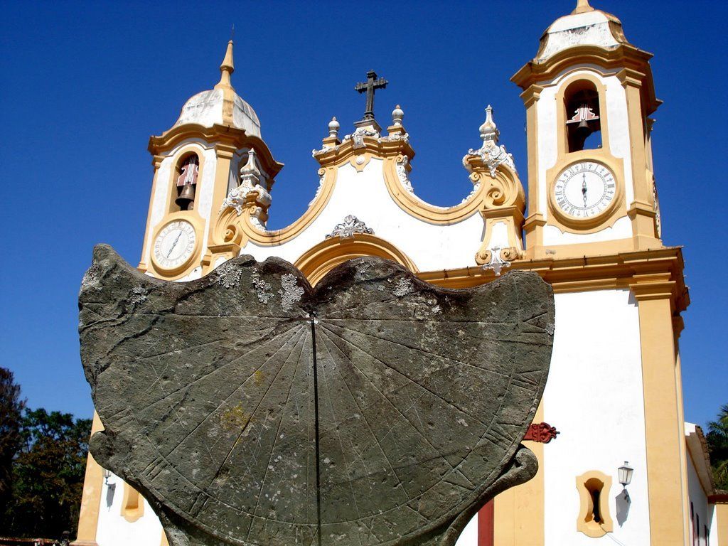 Relógio de Sol em frente à Matriz de Tiradentes