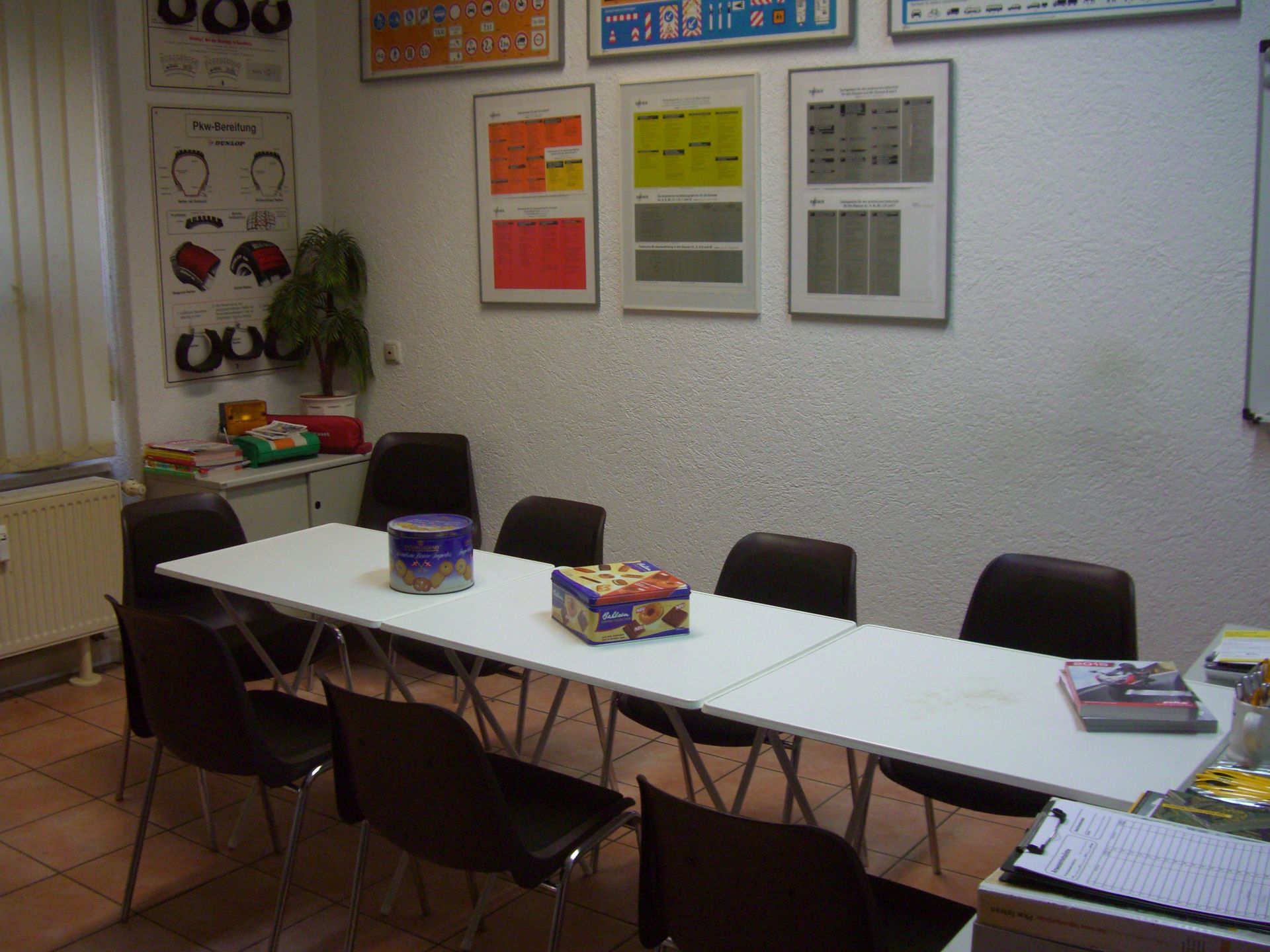 Ein Konferenzraum mit einem langen Tisch und Stühlen