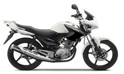 Auf einem weißen Hintergrund parkt ein weiß-schwarzes Motorrad.