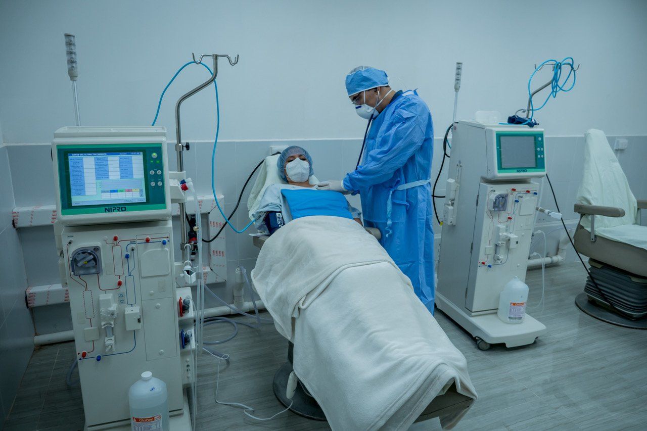 Eine medizinische Fachkraft betreut einen Dialysepatienten in einer medizinischen Einrichtung.