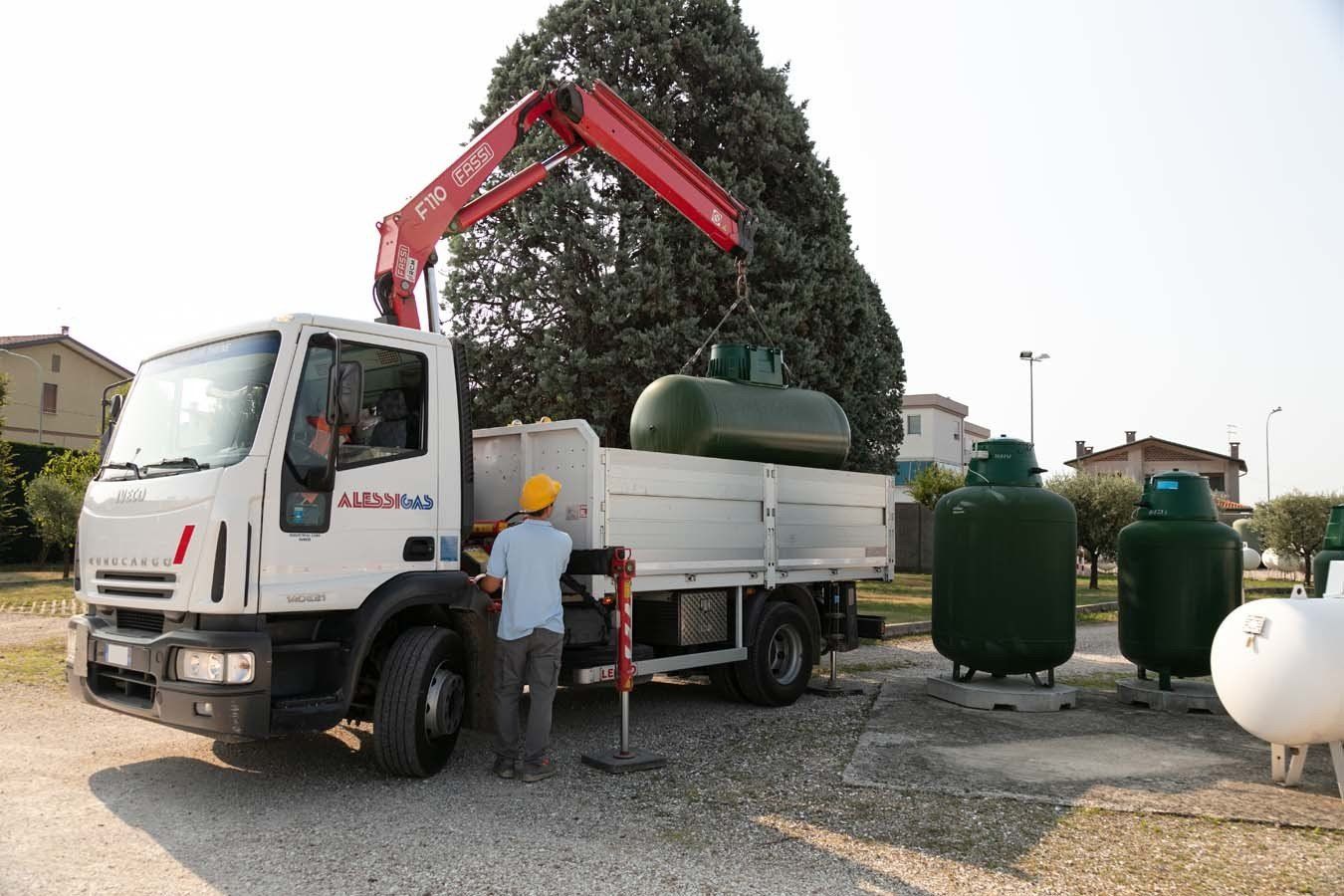 Camion con una gru rossa di Alessi Gas