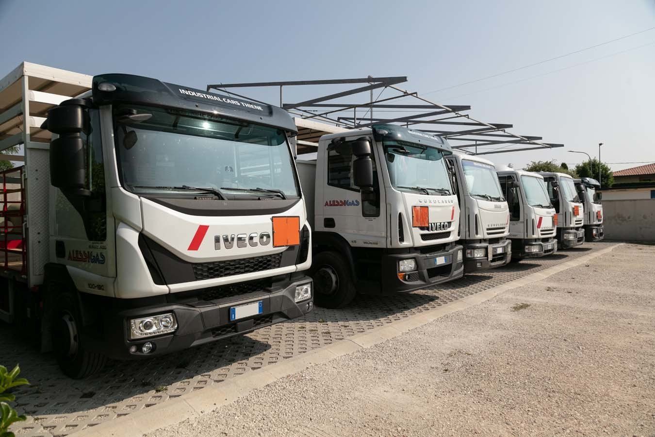 Fila di camion Iveco bianchi