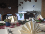 Ein Tisch mit einer fächerförmig gefalteten Serviette