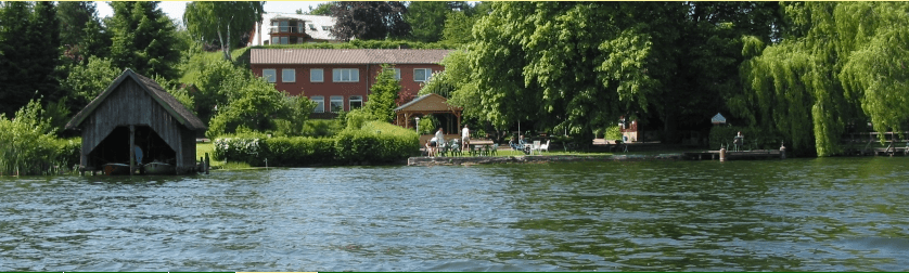 Ein Haus liegt am Ufer eines Sees