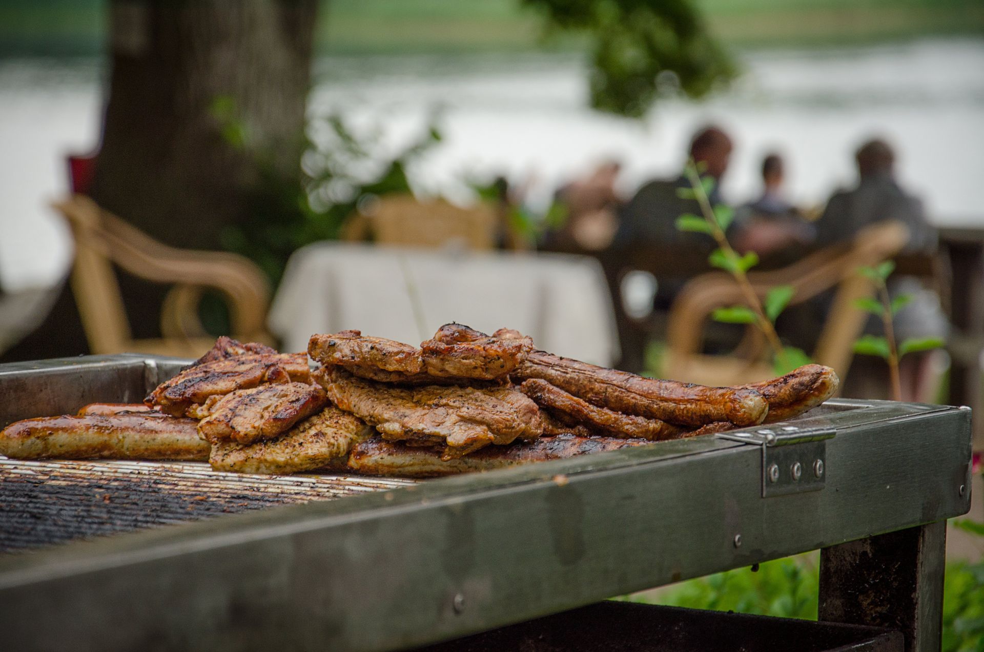 Auf einem Grill liegt ein Haufen Fleisch.
