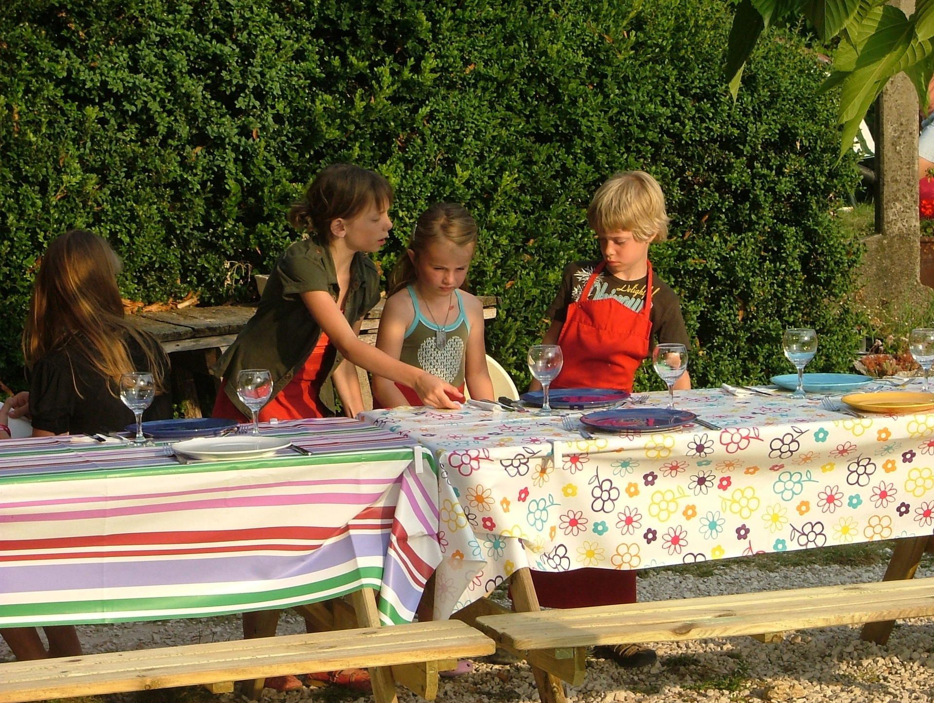 Kinderen dekken de tafel