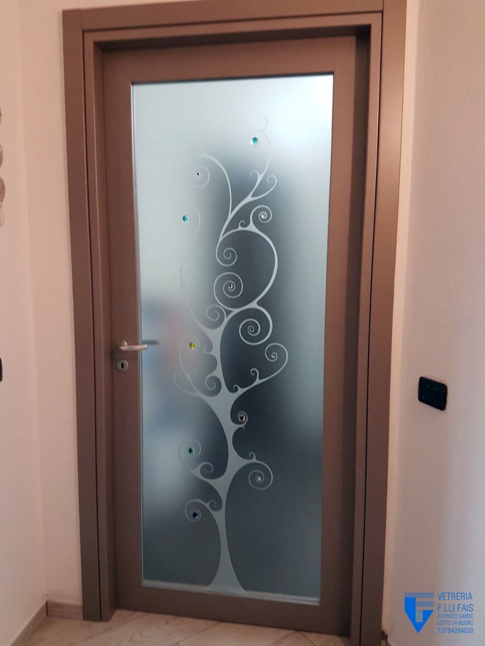 porta con vetro decorato a mano moderno