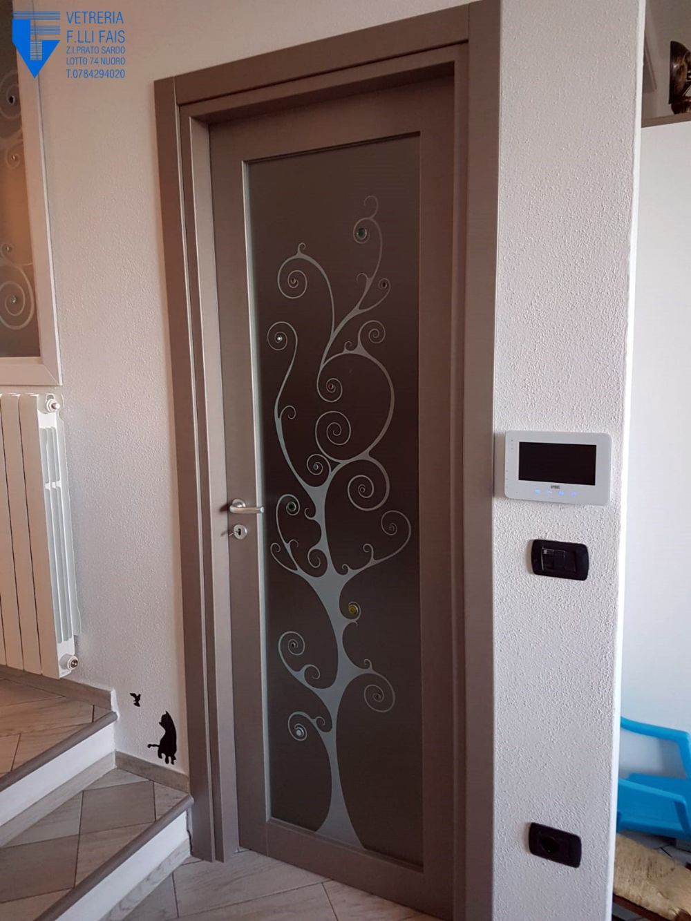 porta con vetro decorato in stile moderno