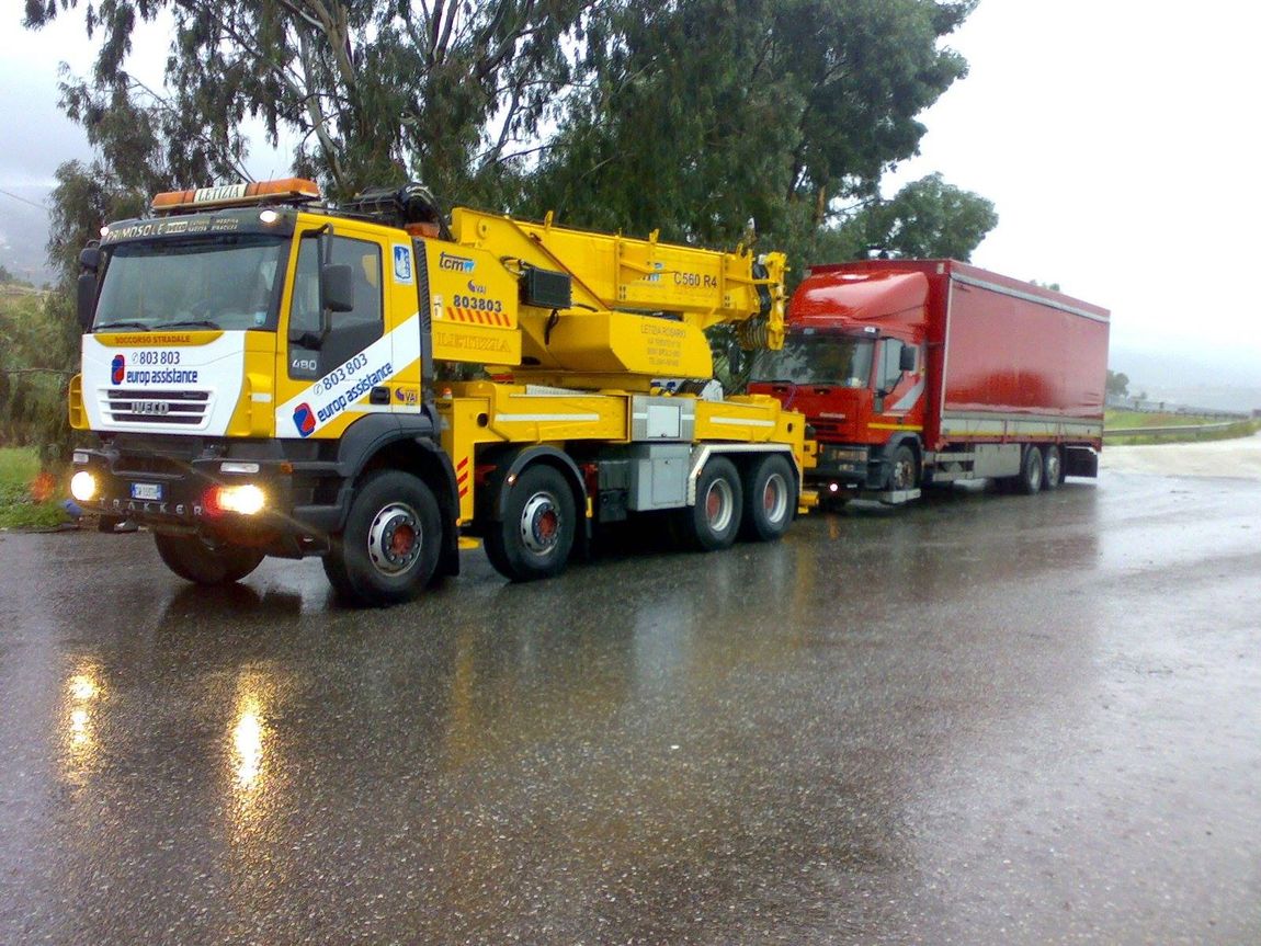 carro attrezzi con tir a rimorchio