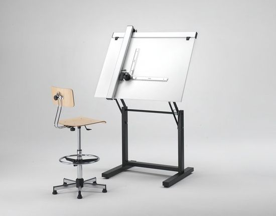 Tavolo da disegno con sgabello