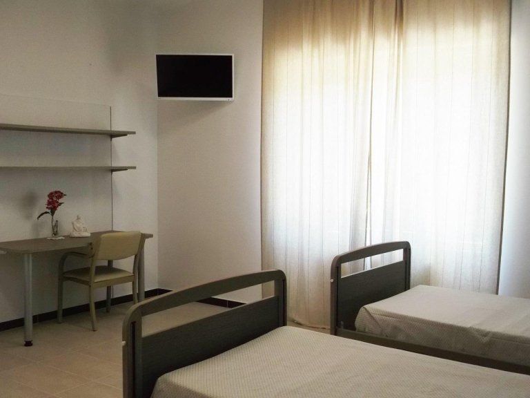 camera di una casa di riposo con tv