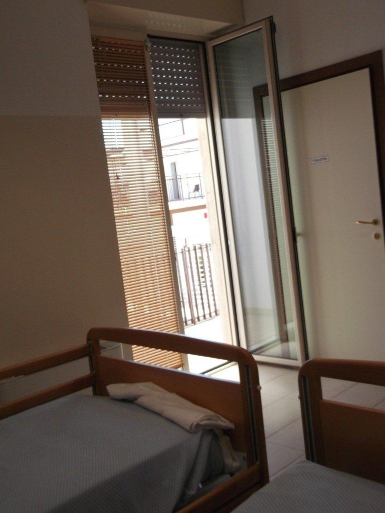 camera di residenza per anziani con finestra